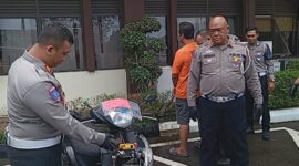 Kasatlantas Polresta Barelang AKP Afiditya saat memberikan keterangan kepada awak media mengenai penahanan supir mobil Luxio yang menewaskan AKBP Roro Arikawati Kusumaningdyah, perwira menengah Polda Kepri, Kamis (13/3/2025). Matapedia6.com/Luci
