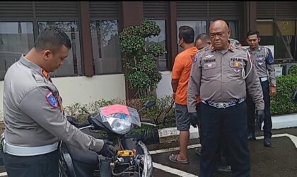 Kasatlantas Polresta Barelang AKP Afiditya saat memberikan keterangan kepada awak media mengenai penahanan supir mobil Luxio yang menewaskan AKBP Roro Arikawati Kusumaningdyah, perwira menengah Polda Kepri, Kamis (13/3/2025). Matapedia6.com/Luci