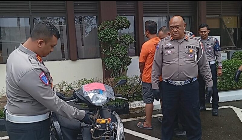 Kasatlantas Polresta Barelang AKP Afiditya saat memberikan keterangan kepada awak media mengenai penahanan supir mobil Luxio yang menewaskan AKBP Roro Arikawati Kusumaningdyah, perwira menengah Polda Kepri, Kamis (13/3/2025). Matapedia6.com/Luci