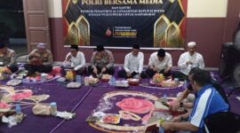 Kapolda Kepri bersama pejabat utama Polda Kepri buka puasa bersama insan pers dan juga anak panti asuhan di Pondok Pesantren Al-Ustmaniyah, Dapur 12 Sagulung Kota Batam, Kamis (13/3/2025). Matapedia6.com/Luci
