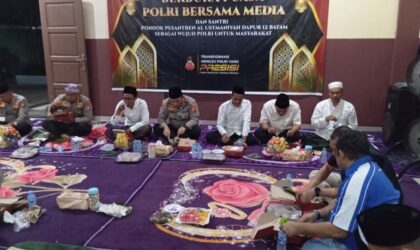 Kapolda Kepri bersama pejabat utama Polda Kepri buka puasa bersama insan pers dan juga anak panti asuhan di Pondok Pesantren Al-Ustmaniyah, Dapur 12 Sagulung Kota Batam, Kamis (13/3/2025). Matapedia6.com/Luci