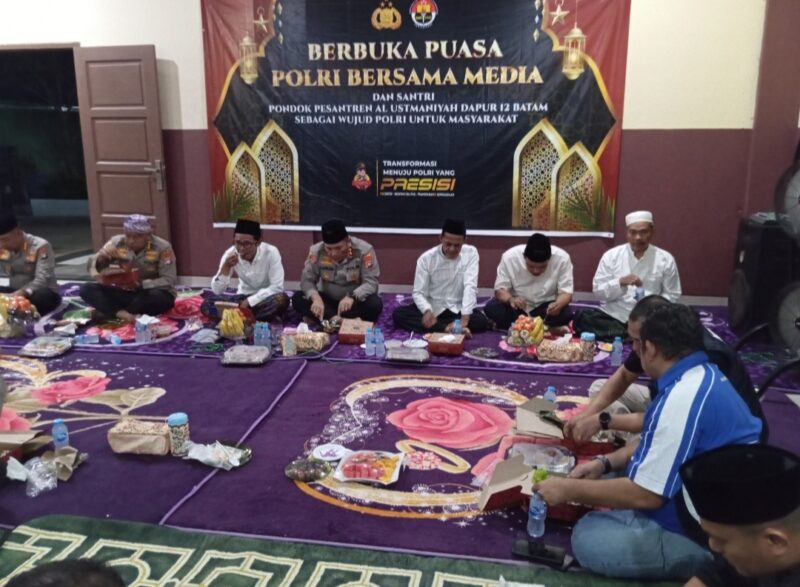 Kapolda Kepri bersama pejabat utama Polda Kepri buka puasa bersama insan pers dan juga anak panti asuhan di Pondok Pesantren Al-Ustmaniyah, Dapur 12 Sagulung Kota Batam, Kamis (13/3/2025). Matapedia6.com/Luci
