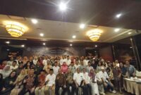 Ketua DPC Peradi Batam Mustari bersama para advokat usai buka puasa bersama di I Hotel, Jumat (14/3). Foto:Rega/matapedia