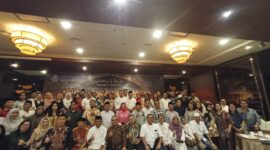 Ketua DPC Peradi Batam Mustari bersama para advokat usai buka puasa bersama di I Hotel, Jumat (14/3). Foto:Rega/matapedia