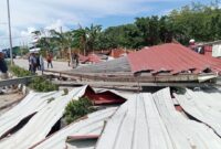 Kondisi bagunan kantin yang terbang menutup jalan raya dari tiban menuju Simpang Vitka, Senin (17/3/2025) Matapedia6.com/Luci