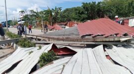 Kondisi bagunan kantin yang terbang menutup jalan raya dari tiban menuju Simpang Vitka, Senin (17/3/2025) Matapedia6.com/Luci