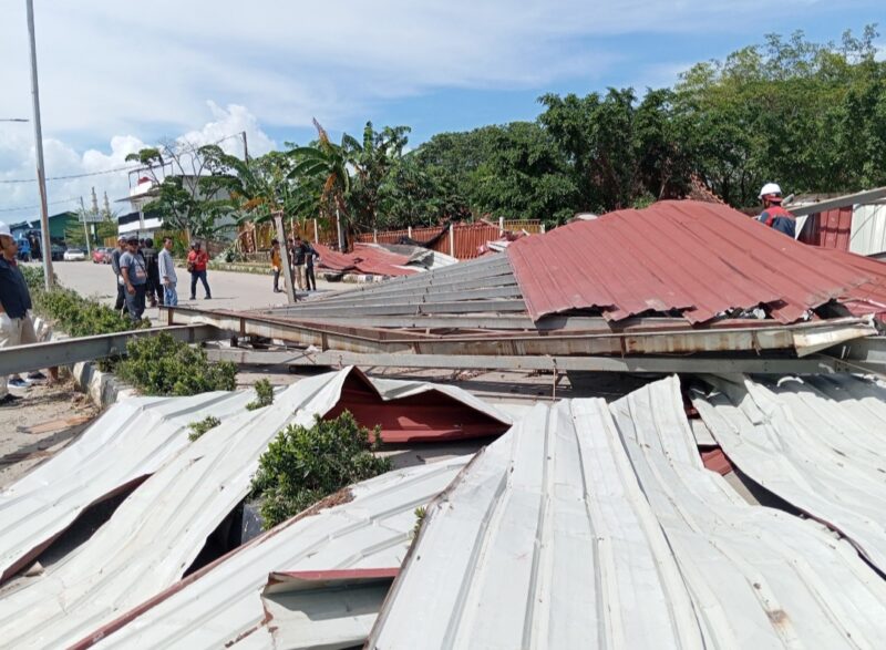 Kondisi bagunan kantin yang terbang menutup jalan raya dari tiban menuju Simpang Vitka, Senin (17/3/2025) Matapedia6.com/Luci