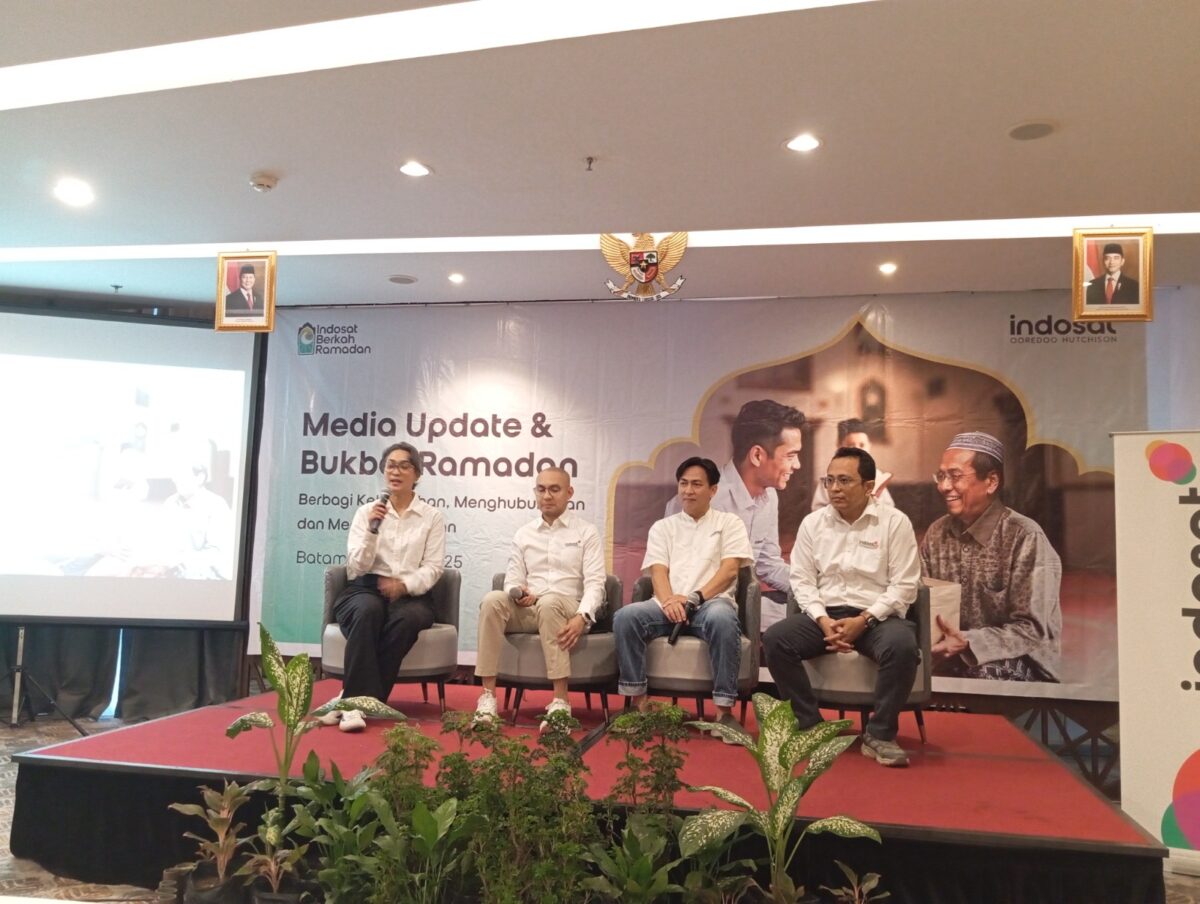 AVP Communications Circle Sumatra Indosat Ooredoo Hutchison, Gledy Simanjuntak kanan dalam media update dan bukber di Batam, Selasa (18/3). Foto:Rega/matapedia