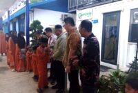 Jajaran pejabat Vpower Group saat menyalami para anak panti asuhan usai bima puasa bersama di lokasi perusahaan di kawasan Kabil Kota Batam, Senin (17/3/2025). Matapedia6.com/Luci