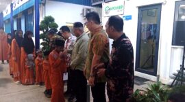 Jajaran pejabat Vpower Group saat menyalami para anak panti asuhan usai bima puasa bersama di lokasi perusahaan di kawasan Kabil Kota Batam, Senin (17/3/2025). Matapedia6.com/Luci