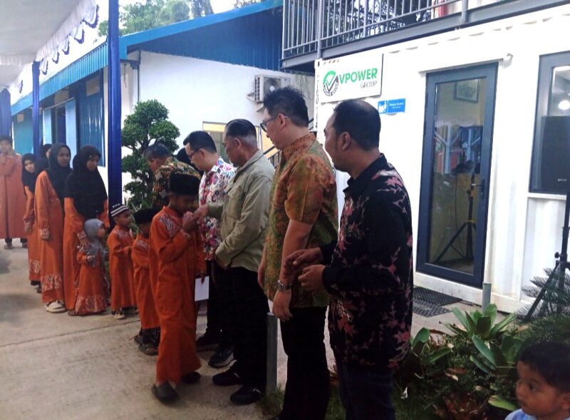 Jajaran pejabat Vpower Group saat menyalami para anak panti asuhan usai bima puasa bersama di lokasi perusahaan di kawasan Kabil Kota Batam, Senin (17/3/2025). Matapedia6.com/Luci