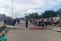 Tim gabungan saat melakukan pembersihan puing bangunan kantin yang diterbangkan angin dan menutup jalan tiban Princes Sekupang, Senin (18/3/2025).Matapedia6.com/Luci