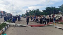 Tim gabungan saat melakukan pembersihan puing bangunan kantin yang diterbangkan angin dan menutup jalan tiban Princes Sekupang, Senin (18/3/2025).Matapedia6.com/Luci