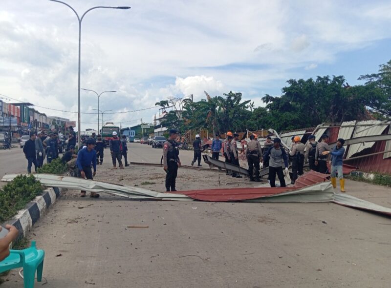 Tim gabungan saat melakukan pembersihan puing bangunan kantin yang diterbangkan angin dan menutup jalan tiban Princes Sekupang, Senin (18/3/2025).Matapedia6.com/Luci