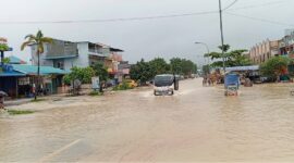 Mobil lori saat melintas di jalan depan perumahan permata puri, kelurahan Buliang, Kecamatan Batuaji, Kota Batam Provinsi Kepri, Kamis (20/3/2025). Matapedia6.com/Luci
