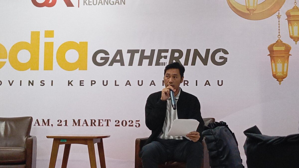 Kepala OJK Kepri Sinar Dananjaya dalam media gathering bersama media di kantor OJK Kepri, Jumat (21/3/2025). Foto:rega/matapedia