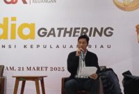 Kepala OJK Kepri Sinar Dananjaya dalam media gathering bersama media di kantor OJK Kepri, Jumat (21/3/2025). Foto:rega/matapedia