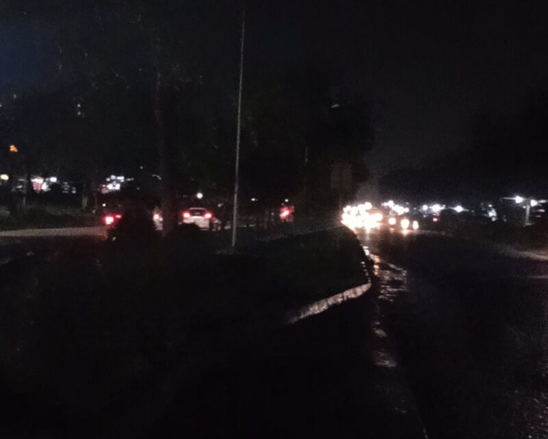 Kondisi jalan gelap gulita saat malam hari, lampu jalan dari bundaran Bas Camp hingga U-turn Buana Raya tidak berfungsi, Selasa (25/3/2025). Matapedia6.com/Istimewa