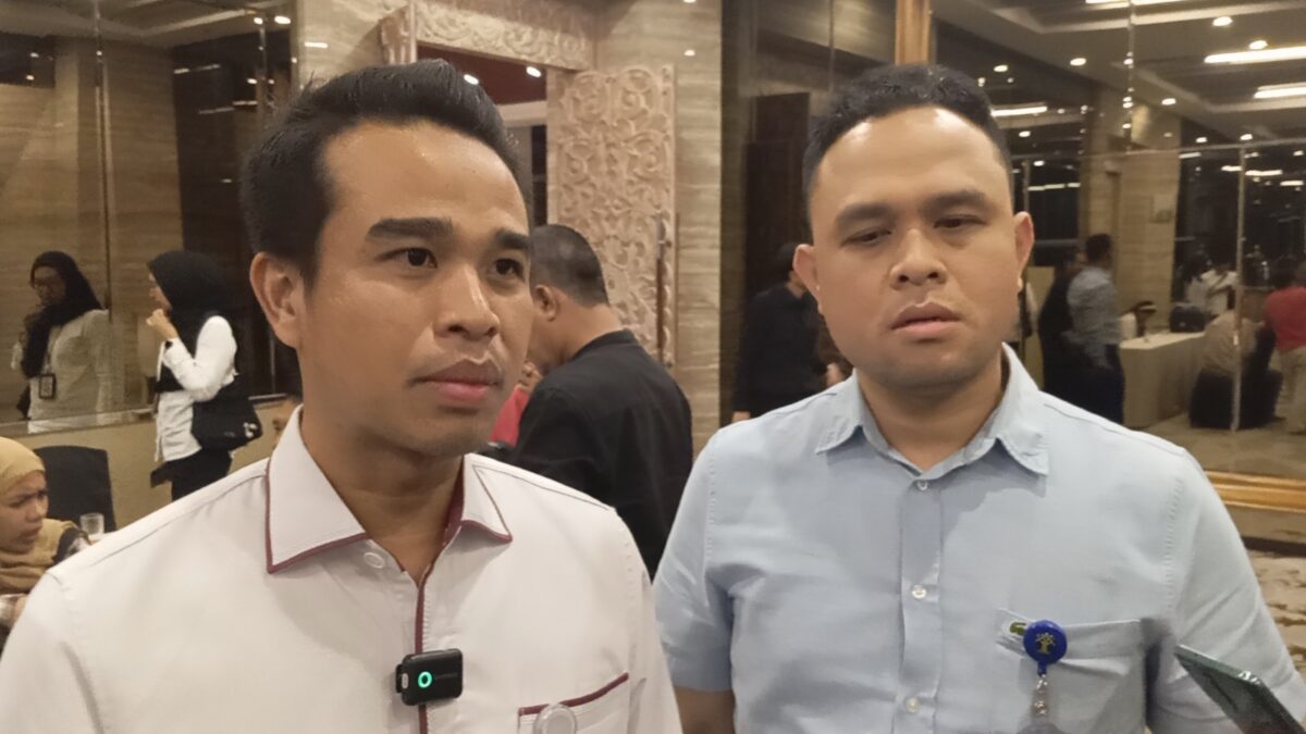 Jefrico Daut Maturia Inteldakim Imigrasi Batam didampingi Kepala Seksi Imigrasi informasi dan komunikasi Imigrasi Batam Kharisma Rukmana saat diwawancara wartawan usai acara Sosialisasi APOA di Hotel Wyndham Batam, Kamis (27/3/2025). Foto:matapedia