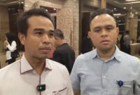 Jefrico Daut Maturia Inteldakim Imigrasi Batam didampingi Kepala Seksi Imigrasi informasi dan komunikasi Imigrasi Batam Kharisma Rukmana saat diwawancara wartawan usai acara Sosialisasi APOA di Hotel Wyndham Batam, Kamis (27/3/2025). Foto:matapedia