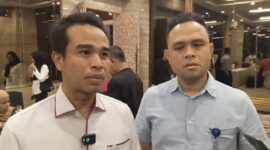 Jefrico Daut Maturia Inteldakim Imigrasi Batam didampingi Kepala Seksi Imigrasi informasi dan komunikasi Imigrasi Batam Kharisma Rukmana saat diwawancara wartawan usai acara Sosialisasi APOA di Hotel Wyndham Batam, Kamis (27/3/2025). Foto:matapedia