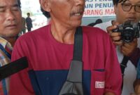 Sanusi warga Karimun yang menjadi korban penipuan tiket Pelni Palsu saat berada di pelabuhan bintang 99 Batuampar, Jumat (28/3/2025). Matapedia6.com/Luci