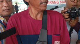 Sanusi warga Karimun yang menjadi korban penipuan tiket Pelni Palsu saat berada di pelabuhan bintang 99 Batuampar, Jumat (28/3/2025). Matapedia6.com/Luci