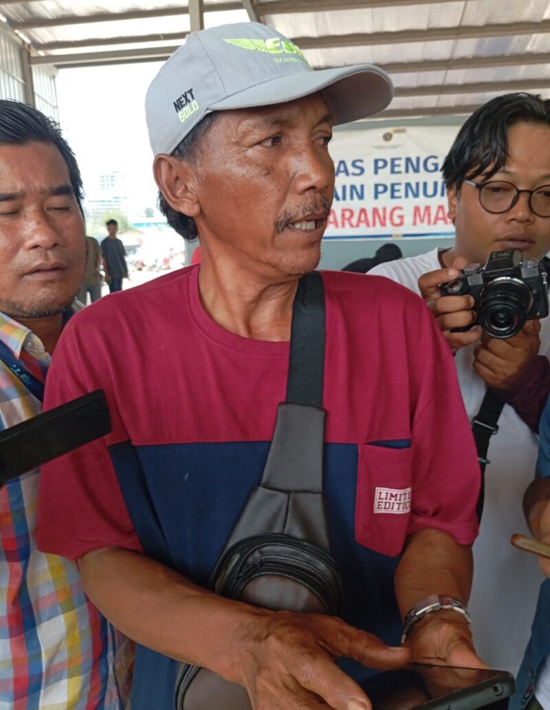 Sanusi warga Karimun yang menjadi korban penipuan tiket Pelni Palsu saat berada di pelabuhan bintang 99 Batuampar, Jumat (28/3/2025). Matapedia6.com/Luci