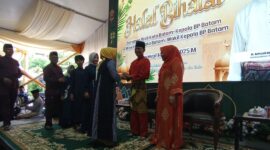 Ribuan warga silih berganti datang ke rumah wali Kota Batam Amsakar Ahmad saat acara open house Idul Fitri 2025, Senin (31/3/2025). Matapedia6.com/Luci