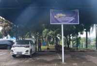 Petugas Bea Cukai cek fisik mobil yang akan dibawa pemudik ke luar Batam. Foto:Ist