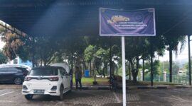 Petugas Bea Cukai cek fisik mobil yang akan dibawa pemudik ke luar Batam. Foto:Ist