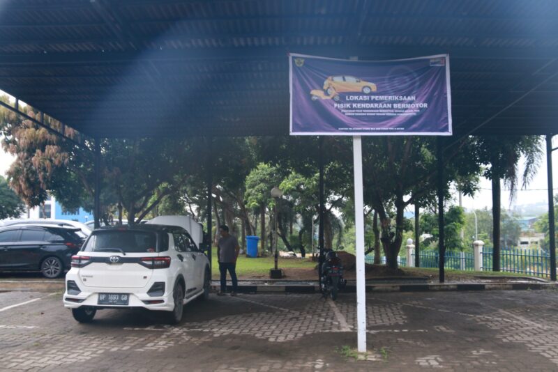 Petugas Bea Cukai cek fisik mobil yang akan dibawa pemudik ke luar Batam. Foto:Ist