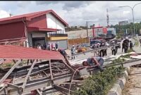 Petugas bersama warga tengah bersihkan puing yang diterjang angin kencang di Tiban, Senin (17/3). Foto:Luci/matapedia