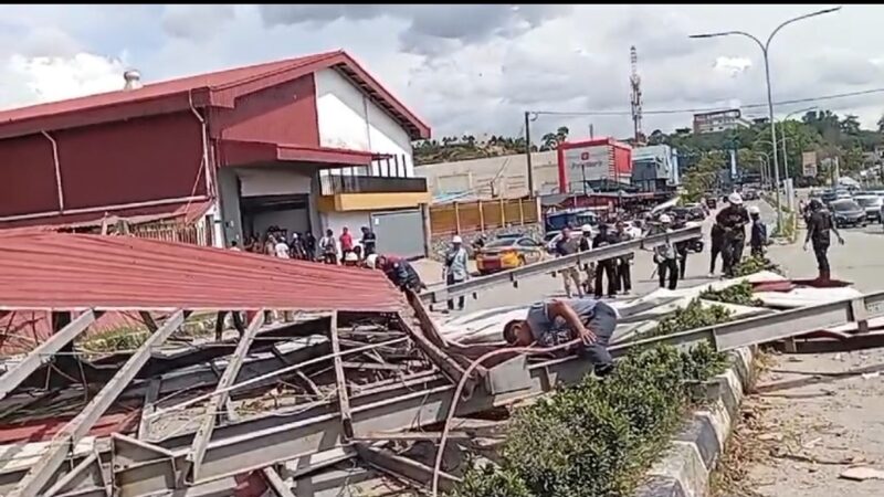 Petugas bersama warga tengah bersihkan puing yang diterjang angin kencang di Tiban, Senin (17/3). Foto:Luci/matapedia