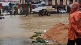 Jalan depan Putra Moro Indah Batu Aji banjir, Kamis (20/3). Foto:Dok/Devi-matapedia