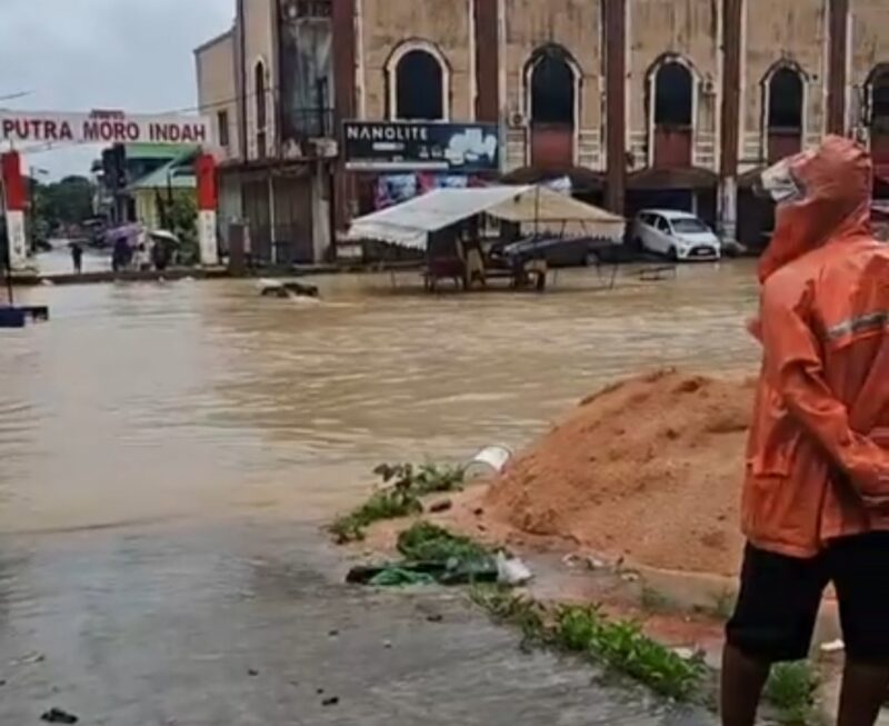 Jalan depan Putra Moro Indah Batu Aji banjir, Kamis (20/3). Foto:Dok/Devi-matapedia