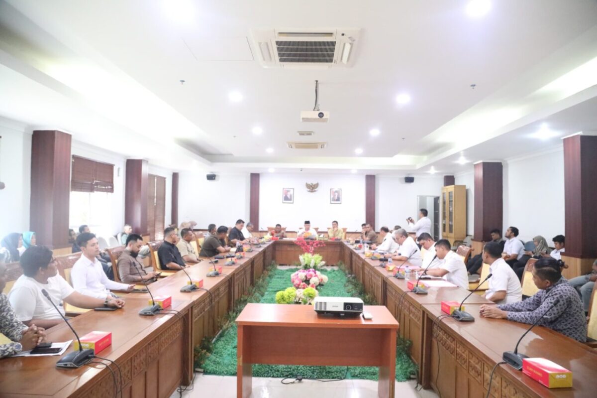 RDP dengan perumahan dan dinas terkait soal polemik pembangunan masjid di perumahan Central Hills Batam beberapa hari lalu. Foto:Dok/Sekwan