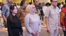 Wakil Wali Kota Batam Li Claudia baju hitam. Foto:Dok/MC