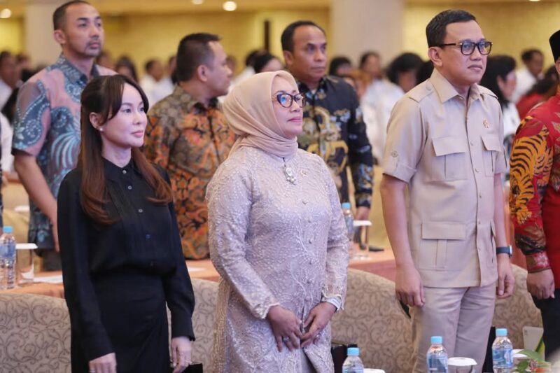 Wakil Wali Kota Batam Li Claudia baju hitam. Foto:Dok/MC