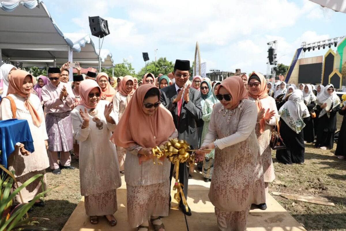 Wali Kota Batam Amsakar Achmad tengah. Foto:Dok/MC