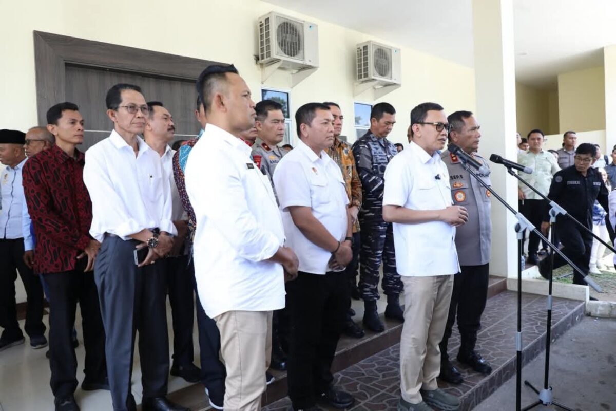 Wali kota Batam Amsakar Achmad saat jumpa pers pengawasan TPPO di Polda Kepri, Jumat (25/4). Foto:Dok/Mc