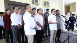 Wali kota Batam Amsakar Achmad saat jumpa pers pengawasan TPPO di Polda Kepri, Jumat (25/4). Foto:Dok/Mc