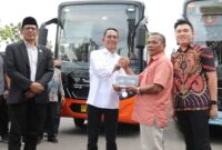 Ketua DPRD Batam Kamaludin kiri dan Wali Kota Batam baju putih Amsakar Achmad saat peluncuran mobil trans Batam, Rabu (30/4). Foto:dok/MC