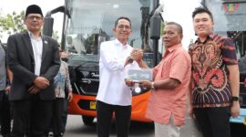 Ketua DPRD Batam Kamaludin kiri dan Wali Kota Batam baju putih Amsakar Achmad saat peluncuran mobil trans Batam, Rabu (30/4). Foto:dok/MC