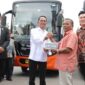 Ketua DPRD Batam Kamaludin kiri dan Wali Kota Batam baju putih Amsakar Achmad saat peluncuran mobil trans Batam, Rabu (30/4). Foto:dok/MC