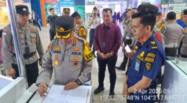 Kapolresta Barelang Kombes Pol Zainal saat melakukan pengecekan pos pengamanan di Pelabuhan Internasional Batam Centre, Rabu (2/4/2025). Matapedia6.com/Dok Humas Polresta