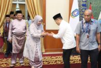 Wakapolda Kepri Brigjen. Pol. Dr. Anom Wibowo bersama jajaran Pejabat Utama Polda Kepri melakukan kunjungan silaturahmi ke kediaman Ansar Ahmad, di Gedung Daerah, Tanjung Pinang, Selasa (1/4/2025). Matapedia6.com/Dok Humas Polda