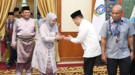 Wakapolda Kepri Brigjen. Pol. Dr. Anom Wibowo bersama jajaran Pejabat Utama Polda Kepri melakukan kunjungan silaturahmi ke kediaman Ansar Ahmad, di Gedung Daerah, Tanjung Pinang, Selasa (1/4/2025). Matapedia6.com/Dok Humas Polda