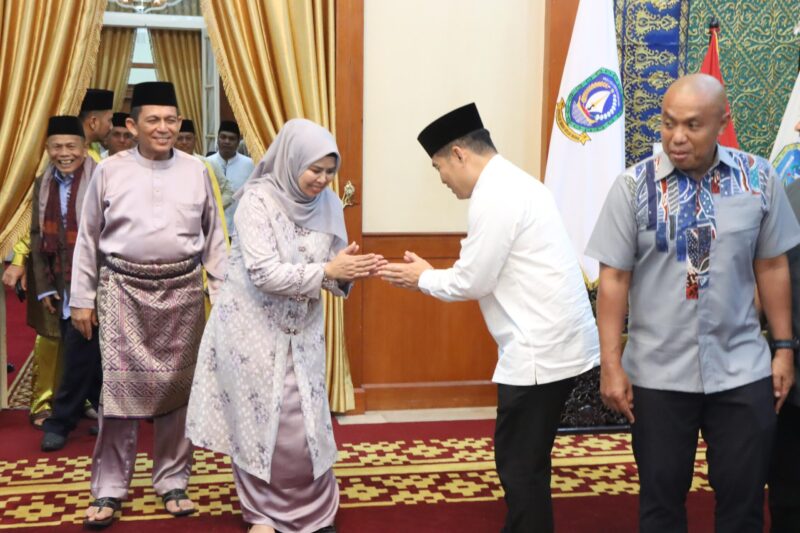 Wakapolda Kepri Brigjen. Pol. Dr. Anom Wibowo bersama jajaran Pejabat Utama Polda Kepri melakukan kunjungan silaturahmi ke kediaman Ansar Ahmad, di Gedung Daerah, Tanjung Pinang, Selasa (1/4/2025). Matapedia6.com/Dok Humas Polda