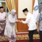 Wakapolda Kepri Brigjen. Pol. Dr. Anom Wibowo bersama jajaran Pejabat Utama Polda Kepri melakukan kunjungan silaturahmi ke kediaman Ansar Ahmad, di Gedung Daerah, Tanjung Pinang, Selasa (1/4/2025). Matapedia6.com/Dok Humas Polda